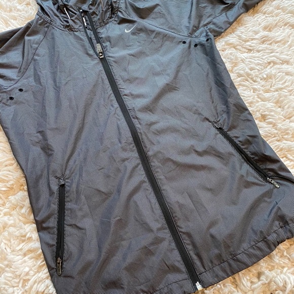 Nike Women’s Running Reflective Jacket with Hood - Picture 4 of 7